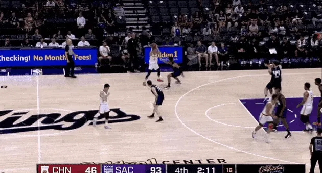 亮点！杨汉森展现细腻脚法上篮得分 随后抛投打成2+1