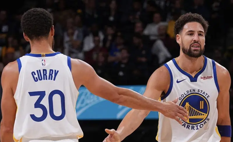 库里：克莱需要改变 我不必说服他留下来 我希望他玩得开心