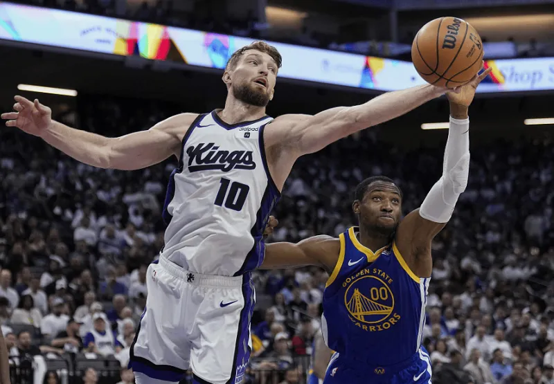 国王历史上共有29人穿过10号球衣 最近的一个是近两年的Savoy